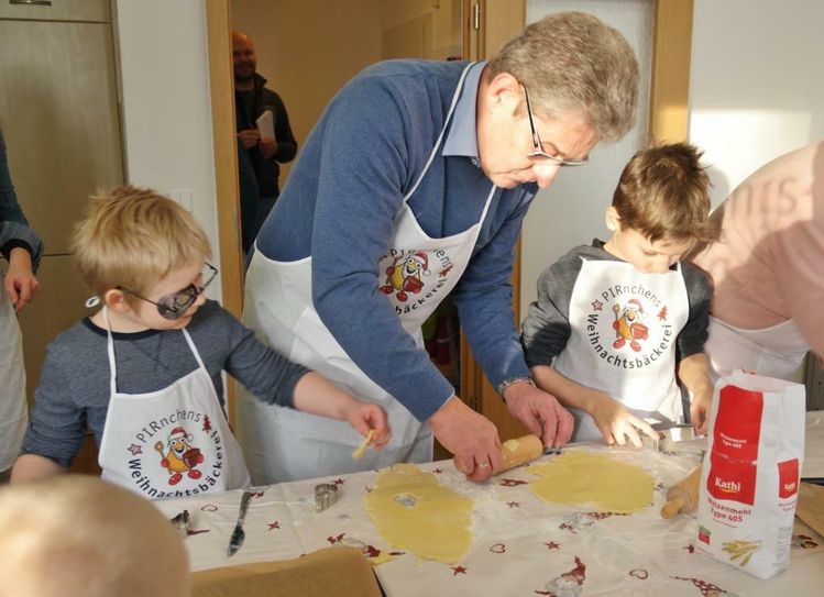 Pirnas Oberbürgermeister Klaus-Peter Hanke beim Plätzchenbacken