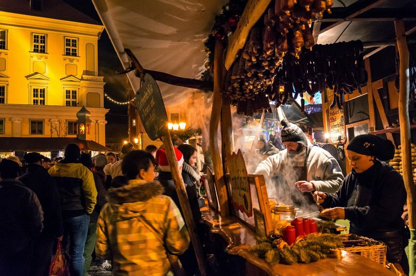 Vom 30. November bis zum 23. Dezember bieten rund 90 Händler und Gastronomen inmitten der romantischen Altstadt ihre Waren an. Foto: Hinz