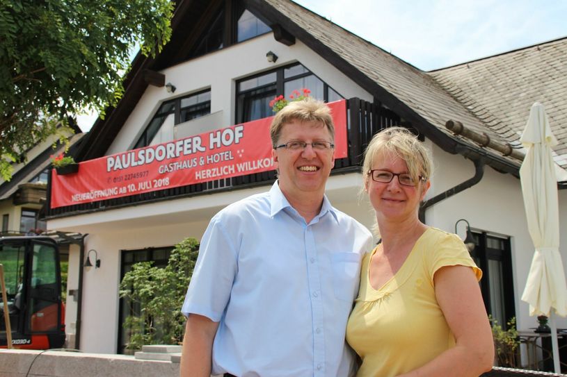 V.l.: René und Janet Koark betrieben jahrelang die Eichbergbaude. Jetzt eröffneten sie den Paulsdorfer Hof. Die Speisekarte der Freitaler Ausflugsgaststätte wurde kurzerhand mit an die Malter genommen.        Foto: Schramm