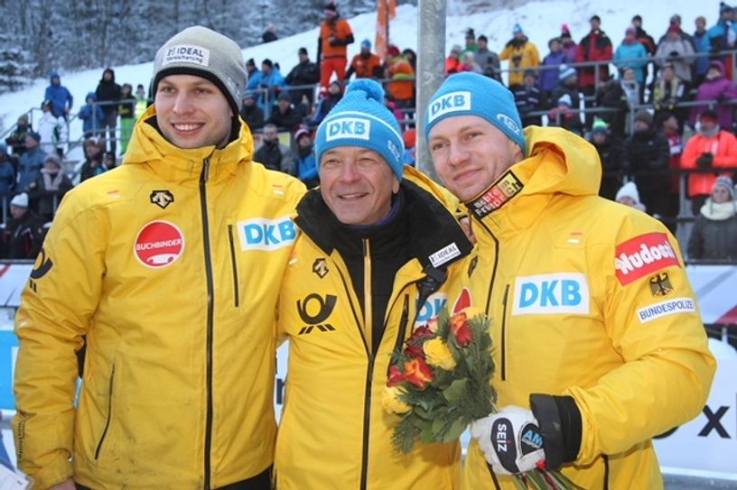 Francesco Friedrich  (re.) ist Doppelolympiasieger und Nico Walther (li.) holt Silber, hier mit dem Trainer.
