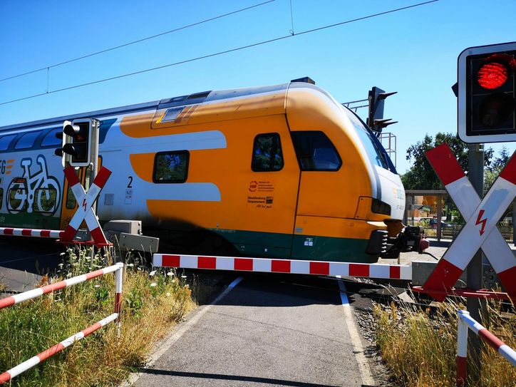 Ab 2025 stehen alle Zeichen auf Grün für ein zweites Gleis auf der Strecke Cottbus-Lübbenau. Der Ausbau der Strecke soll die Infrastruktur stärken und langfristig die Kapazitäten für den Regional- und Fernverkehr von Berlin nach Cottbus erhöhen. Foto: Michael Helbig