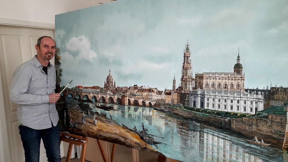 Roberto Preußer vor seinem »Canalettoblick«. Vier Jahre malte er an dem 2,37 x 1,34 Meter großen Bild. Vielleicht hängt es ja eines Tages als Leihgabe in einem Dresdner Hotel. Foto: Pönisch