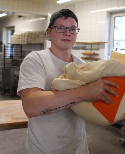 Die drei Azubis der Bäckerei Tschirch: Dominic Wetzel...