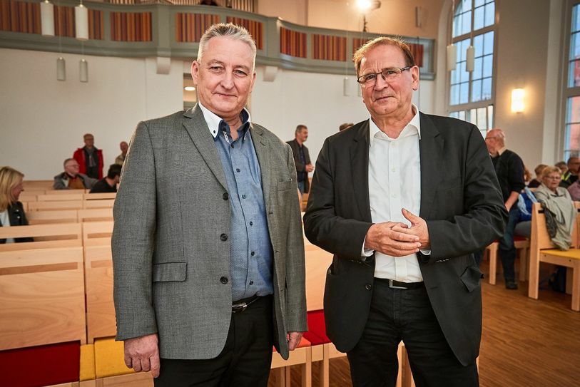 Herausforderer Uwe Dreßler (li.) und Amtsinhaber Jürgen Opitz beim Wahlforum in Heidenau. Am Sonntag gewinnt der Kandidat mit den meisten Stimmen. Foto: Marko Förster