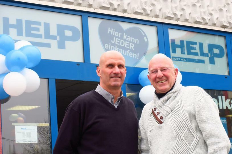 Rainer Kern (links), Inhaber des Sozialkaufhauses Cottbus, und Wilhelm Töller, HELP-Holding-Geschäftsführer, vor dem am Dienstag eröffneten Kaufhaus in der Thierbacher Straße (ehemalige Videothek DVR). Foto: jho