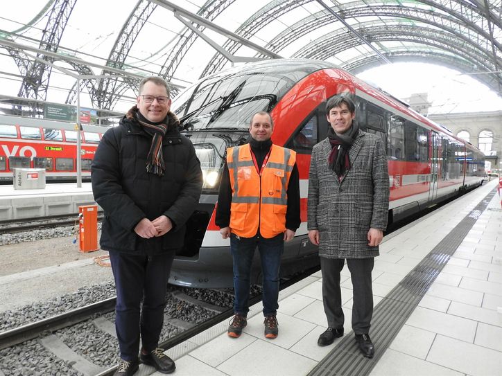 VVO-Geschäftsführer Burkhard Ehlen, Pierre Hegewald und Wolfgang Weinhold von der DB Regio (v.l.n.r.) bei der Präsentation des neuen Desiro.