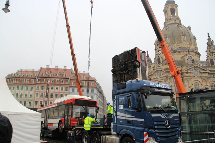 Die Demontage des Monuments auf dem Dresdner Neumarkt hat begonnen. Foto: Schramm