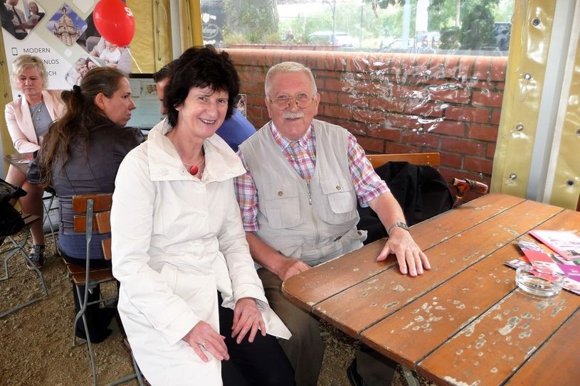 Eva-Maria Stange mit Klaus Fiedler im Sommer bei einem Treffen in Dresden. Foto: privat