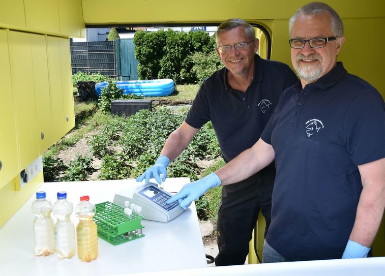 Matthias Ahlbrecht und Harald Guelzow untersuchen eine Brunnenwasserprobe.