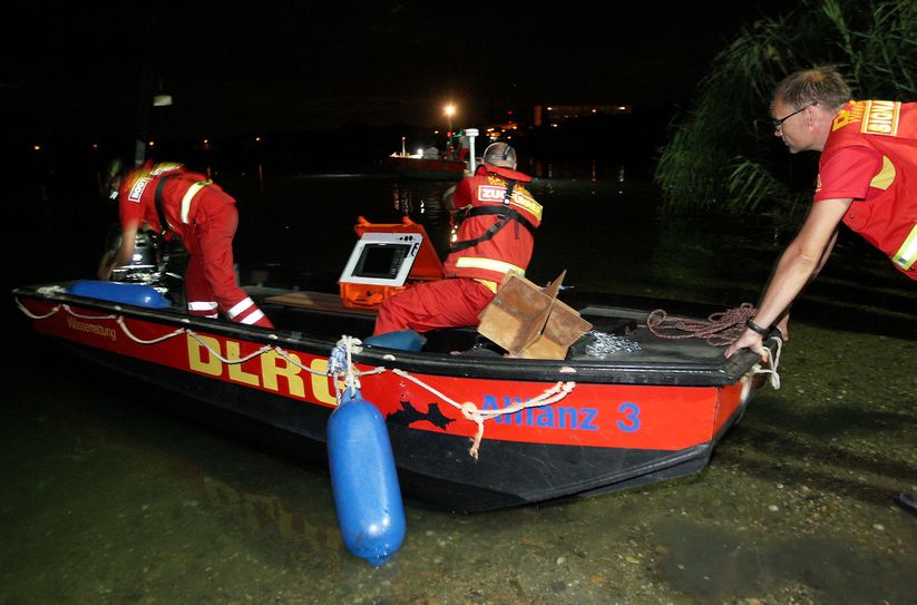 Einsatzkräfte der DLRG während der Suche mit ihrer Spezialtechnik. Foto: Daniel Föster