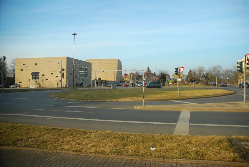 Die Fahrspuren (stadteinwärts) werden über diese Mittelinsel geführt.   Foto: Schiller