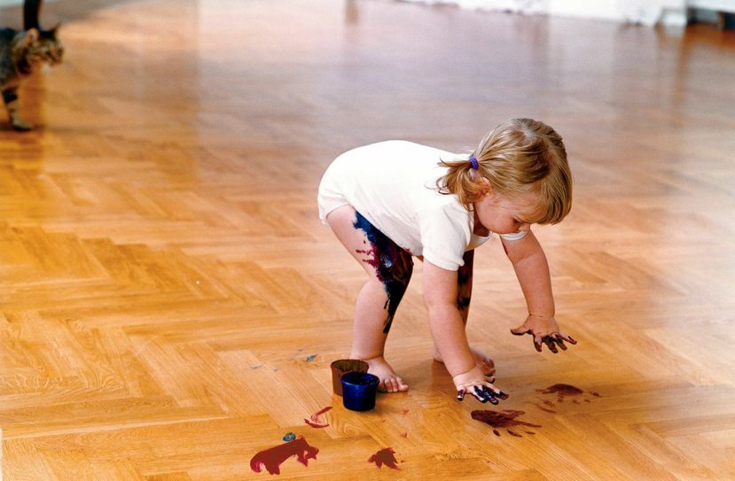 Ein geklebter Parkettboden hat für Familien mit Kindern nur Vorteile. Er ist leicht zu reinigen, fußwarm und gesundheitlich unbedenklich. Foto: pik