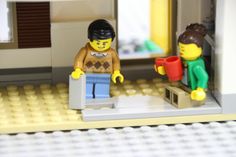 Peter und Jana Brickmeyer müssen sich entscheiden: Laminat, textiler Belag oder Parkett? Letzteres ist fast eine Entscheidung fürs Leben. Foto: Schramm