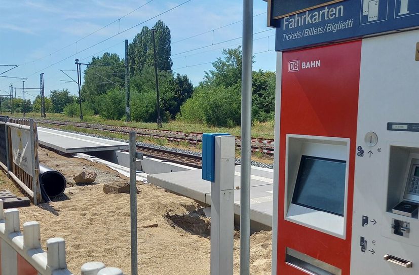 Der Bahnhof in Gröditz wird derzeit technisch modernisiert. Eine Abfahrt und Ankunft ist derzeit nicht möglich. Am Jahresende soll der Bau komplett beendet sein und viele Verbesserungen für die Reisenden bieten.