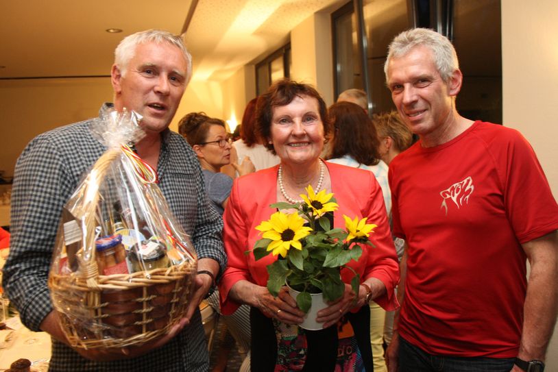 Frank Protze-Lindner, Vorsitzender vom  LSV Pirna (li.)und Sportfreund Frank Losinski von der Trainingsgruppe „Wolfsrudel“ beim LSV Pirna gratulieren Bärbel Bober.