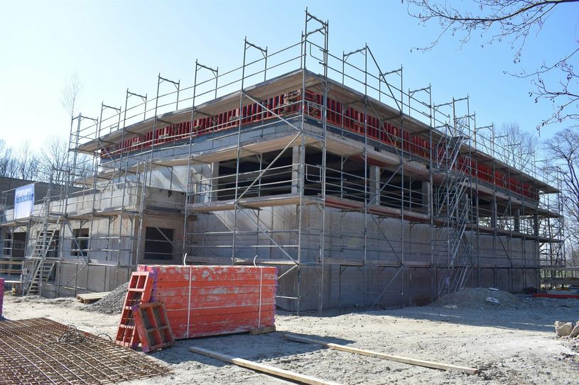 Der Rohbau der neuen Sporthalle in Baruth steht. Die weiteren Trockenbau- und Estricharbeiten sowie Heizung- und Sanitärarbeiten folgen im April.