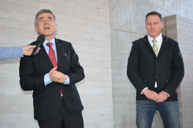 Landrat Michael Harig (links) und der Malschwitzer Bürgermeister Matthias Seidel bei der Grundsteinlegung in der Sporthalle.