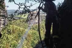 44 Feuerwehrleute waren unter der Regie der Freiwilligen Feuerwehr in Bad Schandau im Einsatz. Die Ottendorfer Feuerwehr unterstützte mit Einsatzkräften, die speziell für die Arbeit im absturzgefährdeten Bereich ausgebildet sind. Foto: Dominique Weidensdörfer