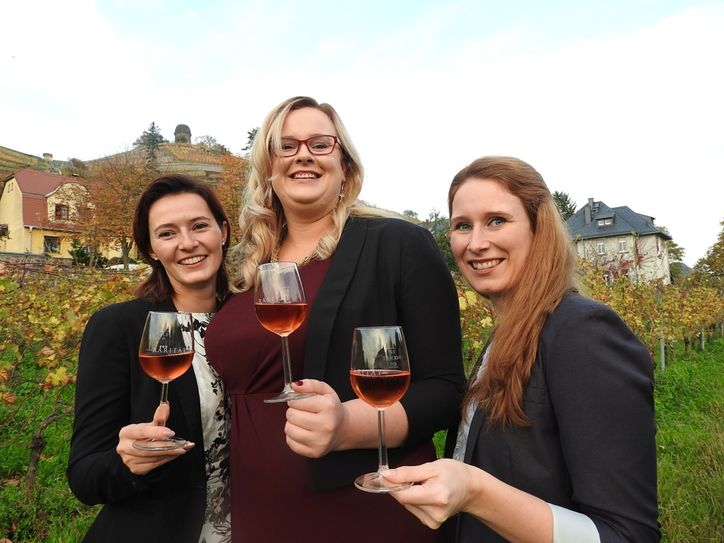 Wir wird Königin, wer Prinzessin? V.l.: Maria Czerch (28, Neusörnewitz), Maria Lehmann (28, Diesbar-Seußlitz) und Katrin Hecht (26, Großenhain). Das Publikum wird am 4. November darüber abstimmen. Foto: Schramm