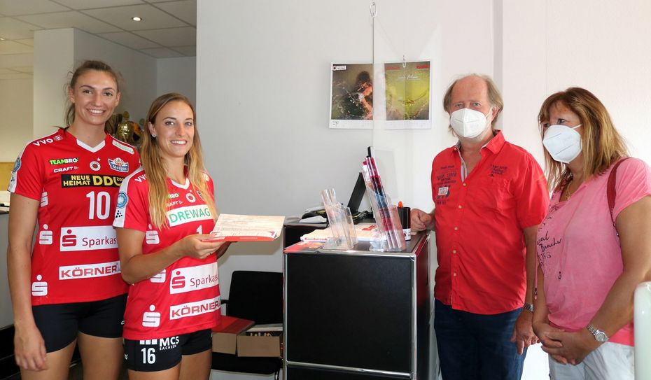 Lena Stigrot (li.) und Lenka Dürr übergeben Fans ihre soeben gekaufte Saisonkarte. Foto: PR/DSC 1898 Volleyball GmbH