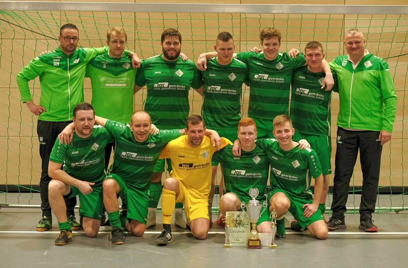 Die Fußballer der SG Kreinitz mit dem Pokal.