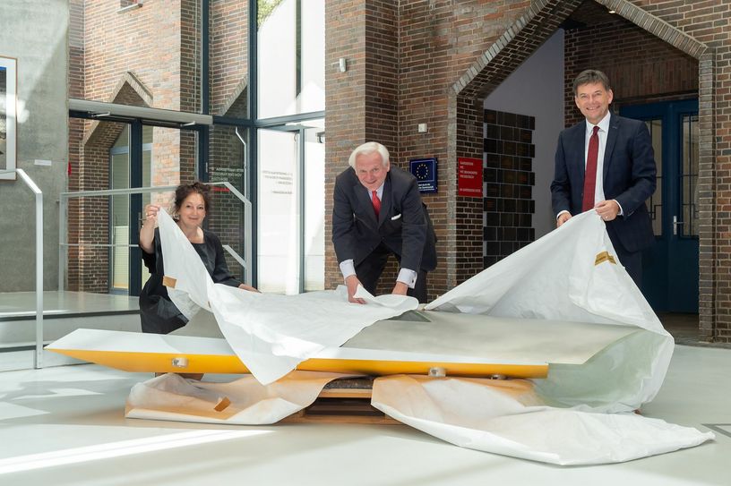 Enthüllung des Kunstwerkes „Raumobjekt II“ vom Berliner Künstler Frank Oehring im Cottbuser Landesmuseum durch BLMK-Direktorin Ulrike Kremeier, Geschäftsführer der Ostdeutschen Sparkassenstiftung, Friedrich-Wilhelm von Rauch und Vorstandsmitglied der Sparkasse Spree-Neiße, Ralf Braun (v.l.n.r.). Foto: BLMK/Goethe