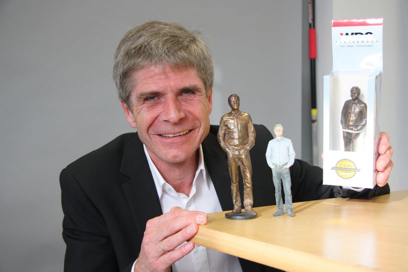 Unternehmenschef Thomas Pertermann als lebensechtes Original und in einer kleineren Variante. Er hat sich sein Abbild als 3D-Figur anfertigen lassen. Foto: Zänker
