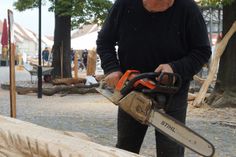 Das Lausitzer Original Dietrich Lusici aus Lübbenau bei der künstlerischen Arbeit. Foto: Lübbenaubrücke