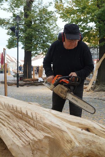 Das Lausitzer Original Dietrich Lusici aus Lübbenau bei der künstlerischen Arbeit. Foto: Lübbenaubrücke