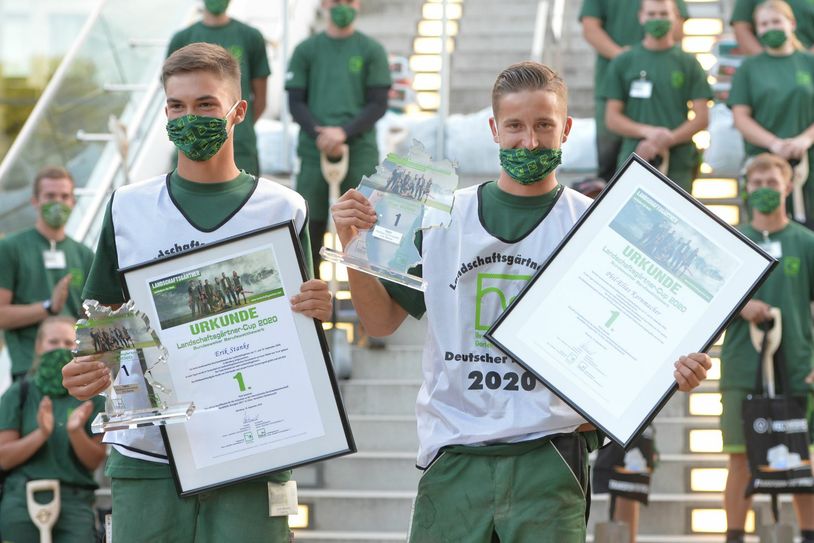 Erstmals Deutsche Meister mit Ticket zur WM: Sachsens Team um Erik Stanke (l.) und Phil-Elias Kornmacher (r.) qualifizierte sich beim bundesdeutschen „Landschaftsgärtner-Cup 2020“ in Nürnberg für die Teilnahme an der Berufsweltmeisterschaft „WorldSkills Shanghai 2021“. Foto: BGL