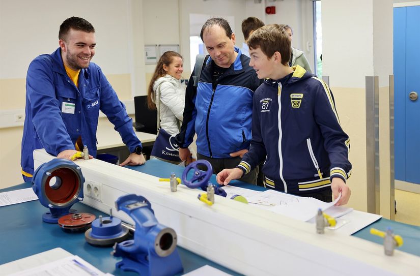 Unter dem Motto »Chemie trifft Technik trifft Dich« hatte die BASF Schwarzheide GmbH zu einem Tag der Ausbildung eingeladen und für Besucher die Türen zu Labor, Werkstatt und Technikum geöffnet.