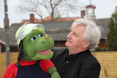 Poldi-Vater Ronald Börner macht jetzt sein eigenes Ding: Mit Willi tourt er durch Schulen, Kita und ab Herbst sogar durch Seniorenheime – im Dienste der Sicherheit. Auf dem pädagogischen Fachtag der Volkssolidarität in Radebeul feierte der Dino Premiere.     Foto: Schramm