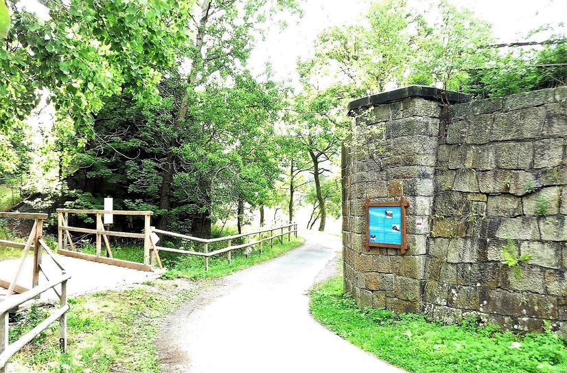 Die Reste der 1973 gesprengten Brücke von Teichhaus.