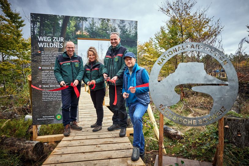 V.l.: Umweltminister Wolfram Günther, Nadja Rademacher, Nationalpark Sächsische Schweiz, Uwe Borrmeister, Leiter der Nationalparkverwaltung sowie von Thomas Kunack, Bürgermeister von Bad Schandau bei der Eröffnung