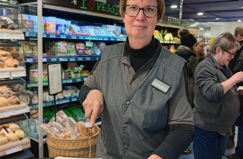 Marktleiterin Andrea Gamradt schneidet diesmal die Geburtstagstorte.