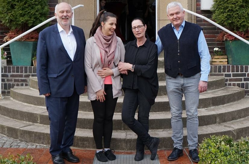 Verabschiedung und Begrüßung am 16. März vor dem Praxisgebäude in der Seestraße 40 (vo.re.na.li.):  Dr. Olaf Schär, Dr. Kathrin Schär, Ärztin Marie-Elisabeth Zinke und Bürgermeister Thomas Zenker.