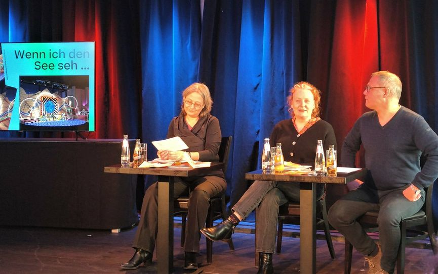 Während der Pressekonferenz von Links Lucie Peetz, Karoline Felsmann und Intendant Daniel Ris.