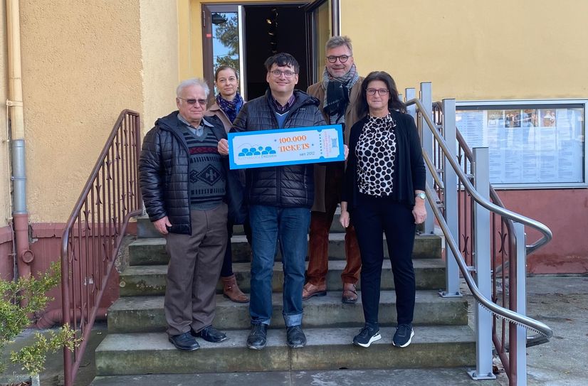 Übergabe von Ticket Nummer 100.000: Helmut Kobelt, Christin Hedrich, Michael Kobelt, Christian Krentel-Seremet und Silke Gaube (v.l.n.r.).