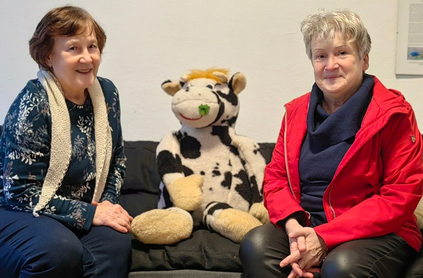 Marlis Goethe und Andrea Zwirner mit der Löbte-Kuh.