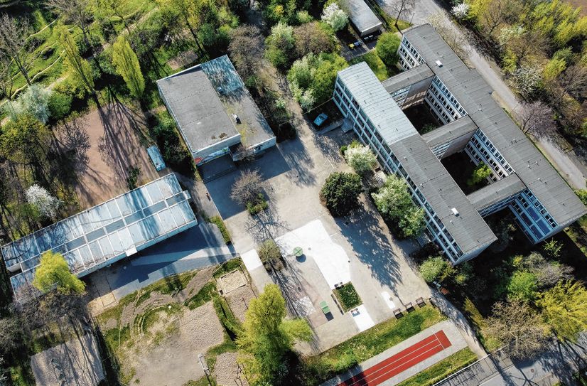 Die neue Förderlösung ist ein Komproniss: Es könnte nur das Schulgebäude mit seinen beiden Innenhöfen saniert werden. Für Außenanlagen und Sporthalle müssten andere Wege gesucht werden.