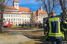 Während des Einsatzes wurden die Schüler auf dem Schulhof in Sicherheit gebracht.
