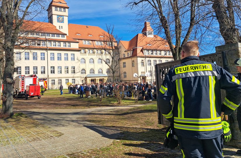 Während des Einsatzes wurden die Schüler auf dem Schulhof in Sicherheit gebracht.