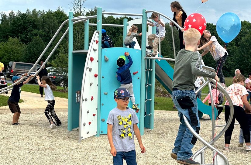 Der Spielplatz wurde kurz nach der Eröffnung eifrig in Beschlag genommen.