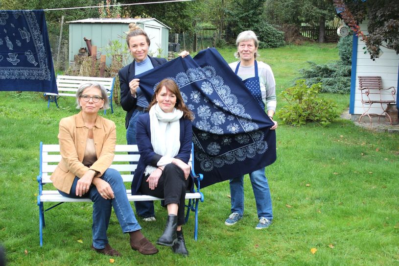 Bürgermeisterin Barbara Lüke, Projektmanagerin Anne Hasselbach, Claudia Muntschick vom Landesverband der Kultur- und Kreativwirtschaft Sachsen und Cordula Reppe, Besitzerin der Blaudruckwerkstatt Pulsnitz, präsentieren den Standort des »Blauen Salons« im Hof der Blaudruckwerkstatt Pulsnitz (v.l.n.r.).