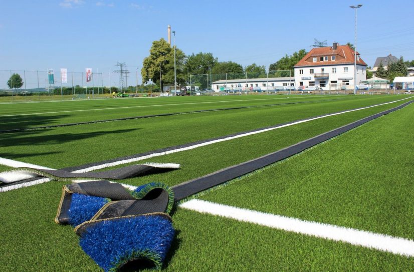 Der Kunstrasenplatz wird nur noch mit Spezialsand und ggf. mit Korkgranulat verfüllt.