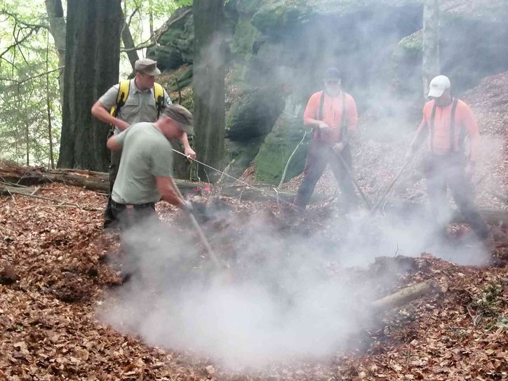 Naturschutzhelfer entdeckten die unzureichend abgelöschte und illegale Lagerfeuerstelle am Hang des Großen Winterbergs.
