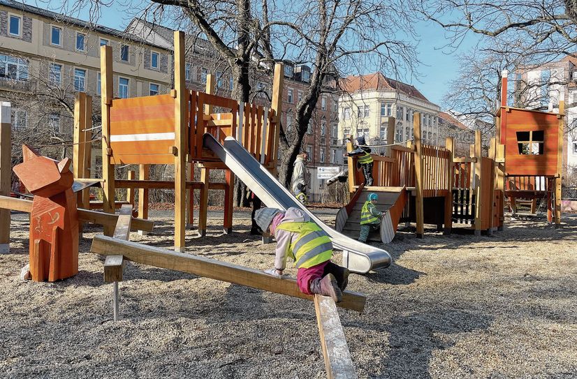 Der neu aufgebaute Spielplatz auf dem Puschkinplatz wurde von den Jüngsten schnell als kleines Freizeitabenteuer im Stadtzentrum angenommen. Umgeben ist der Kletterparcours von Wohnhäusern.
