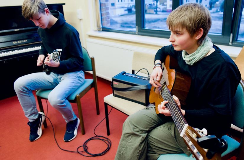 Das Gitarren-Duo Niklas Richter und Liselotte Schmidt überzeugte beim Regionalwettbewerb »Jugend musiziert 2025« mit einem jazzigen Programm und erreichte einen 3. Preis.