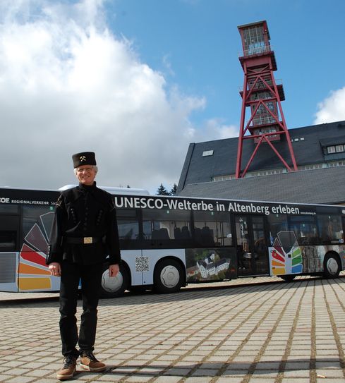 Museumsleiter Christoph Schröder vor dem UNESCO-Bus und dem Arno-Lippmann-Schacht.