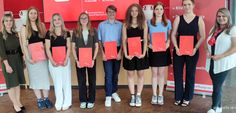 Leila Grünwald (li) und Maria Erdmann überreichten Auslandsstipendien an (v.l.) Charlotte Gärtner, Amy Müller, Nina Nusche, Erik Quitter, Yasmina Bauer, Anna Samia Loos und Lara Prütz.